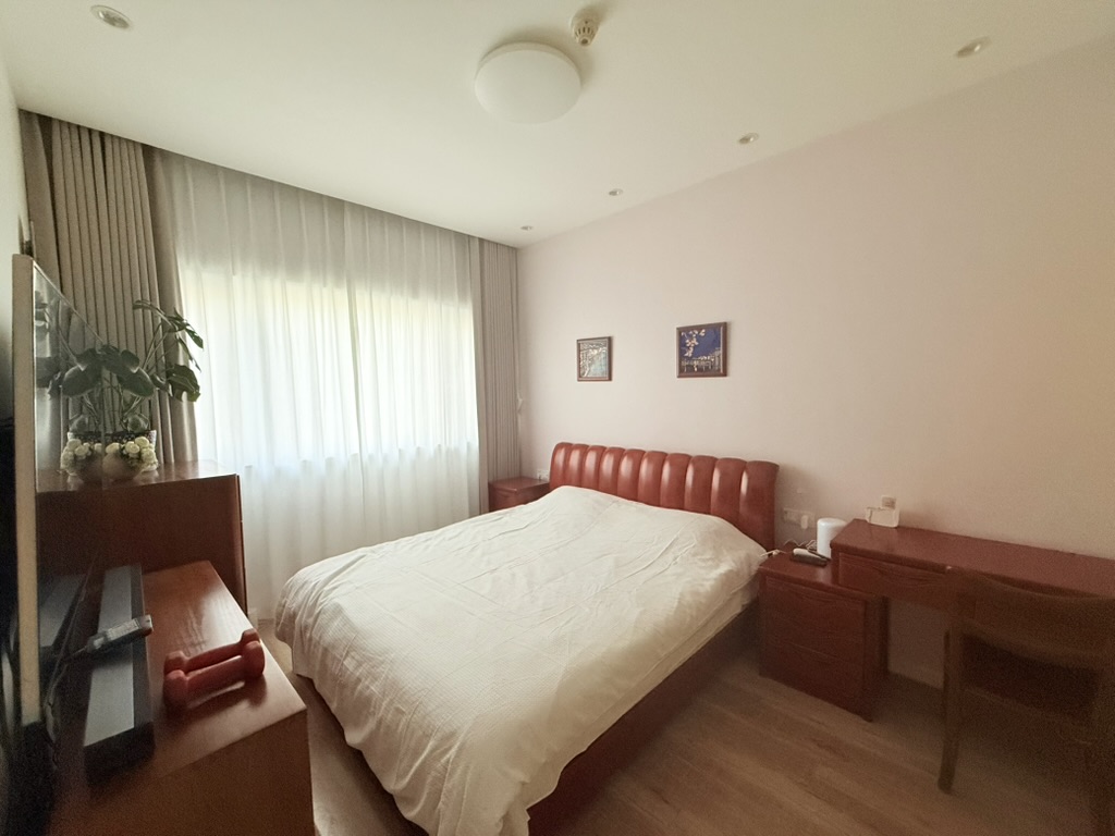 Second bedroom with double bed